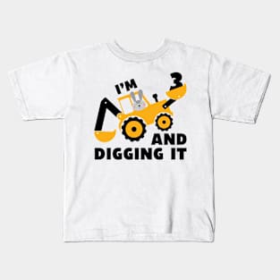 I'm 3 and Digging it Funny 3rd Birthday Excavator Kids Gift Kids T-Shirt